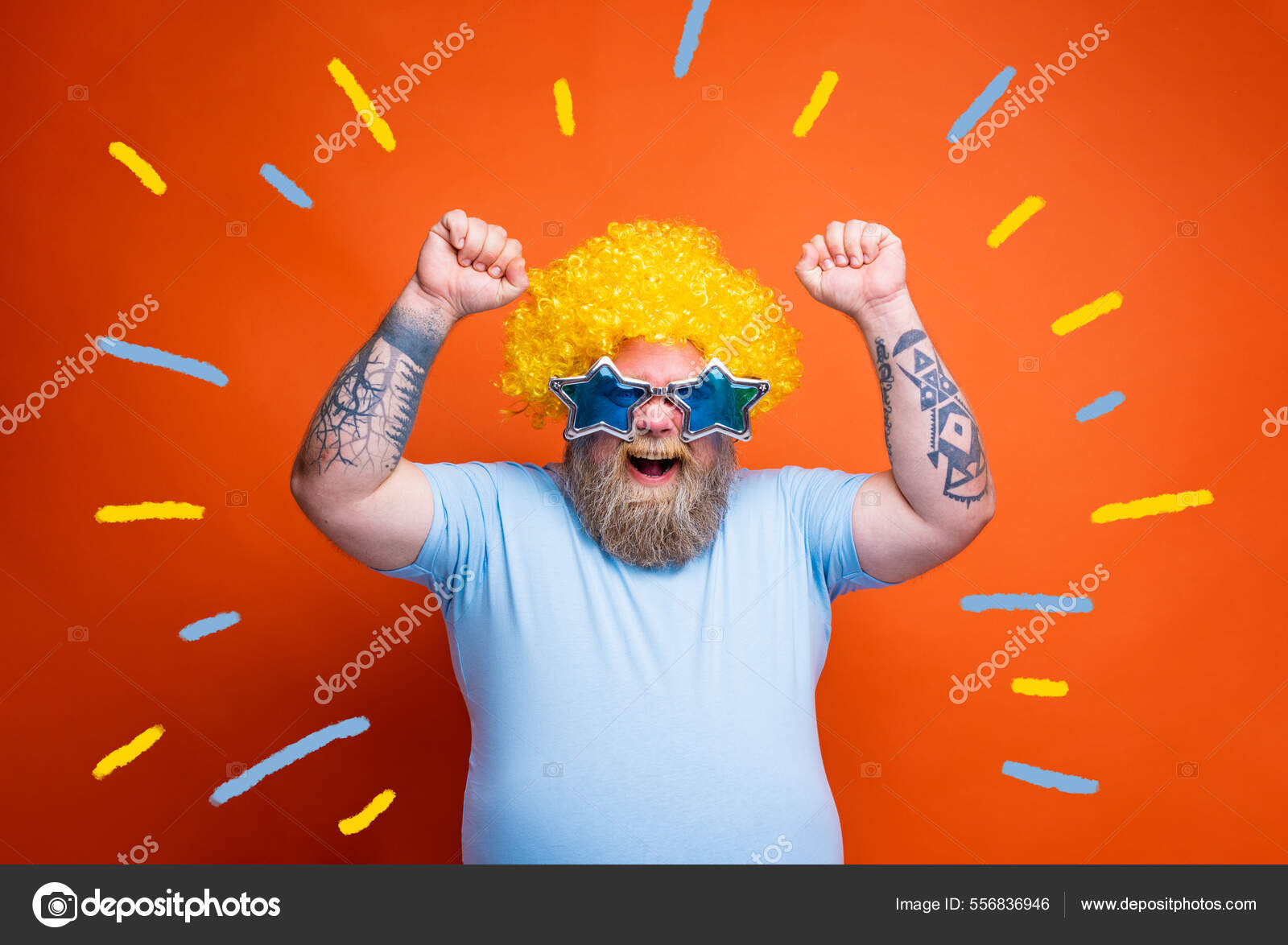 Homem engraçado com peruca e óculos de sol é feliz e exulta por algo — Foto  © alphaspirit #556836946, image size:1600x1174