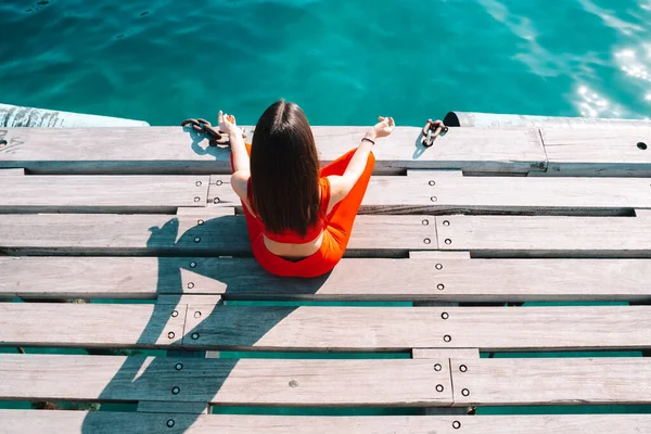 Femme se détendre en position de yoga en été en face de la mer — Photo