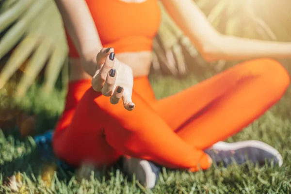 Mujer relajándose en posición de yoga en un jardín verde — Foto de Stock