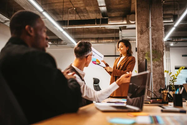 Groep van zakenmensen hebben een vergadering over bedrijfsstatistieken — Stockfoto