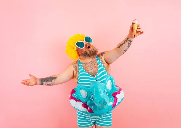 Dicker Mann mit Bart und Rettungsboje für Kinder isst Eis — Stockfoto