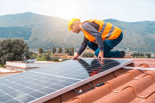 Pracownicy montują system energetyczny z panelem słonecznym do produkcji energii elektrycznej — Zdjęcie stockowe
