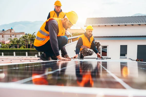 İşçiler enerji sistemini güneş paneliyle elektrik için birleştiriyor — Stok fotoğraf