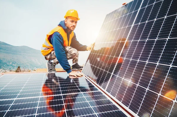 Trabalhadores montam sistema de energia com painel solar para eletricidade — Fotografia de Stock