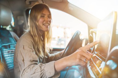 Kadın varış noktasını GPS navigatörüyle seçer