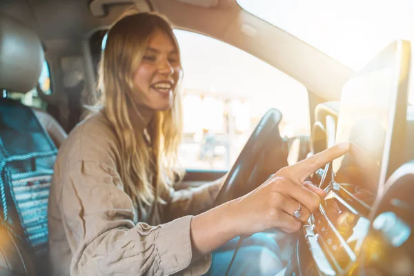 Frau wählt mit Auto-GPS-Navigator das Ziel aus — Stockfoto