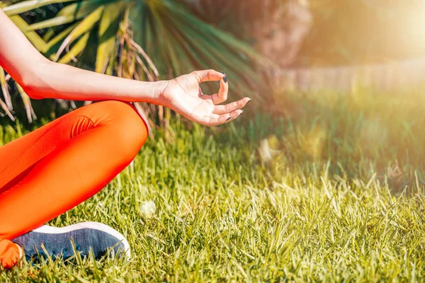 Donna rilassante in posizione yoga in un giardino verde — Foto Stock