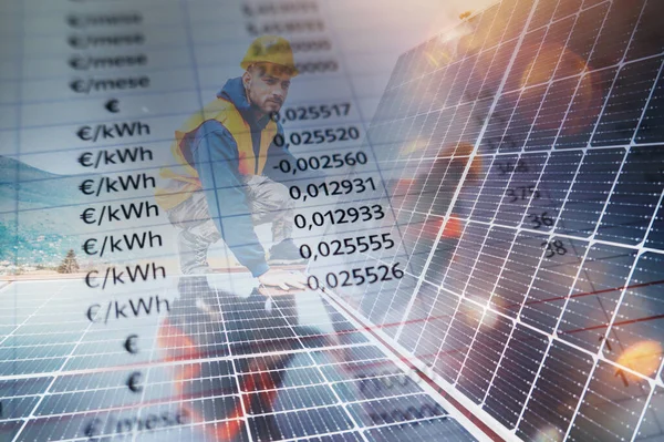 Arbetstagare monterar energisystem med solpanel för el — Stockfoto