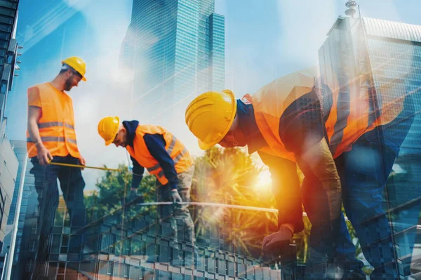 Teamet av tekniska arbetare arbetar på taket till ett hus — Stockfoto