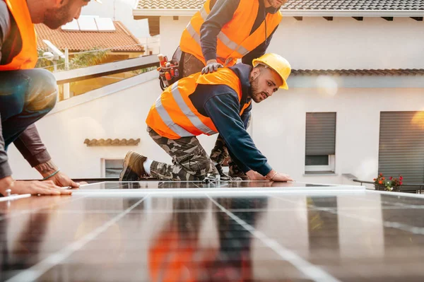 Arbeiter montieren Energiesystem mit Solarzellen für Strom — Stockfoto