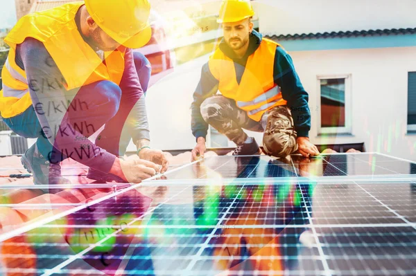 Arbeiter montieren Energiesystem mit Solarzellen für Strom — Stockfoto