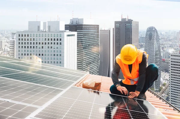 Робітники збирають енергетичну систему з сонячною панеллю для електроенергії — стокове фото