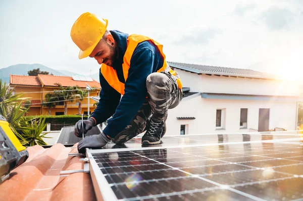 Arbetstagare monterar energisystem med solpanel för el — Stockfoto