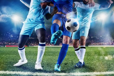 Stadyumda rakip futbolcularla futbol sahnesi