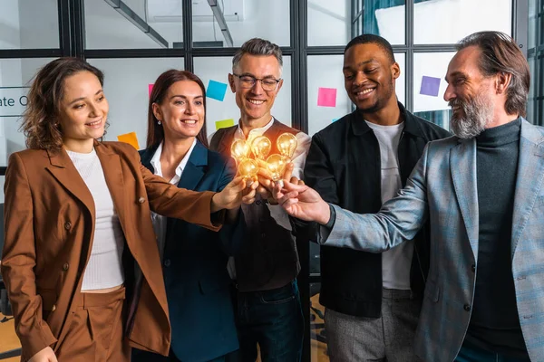 Travail d'équipe et réflexion avec des hommes d'affaires qui partagent une idée avec une lampe — Photo