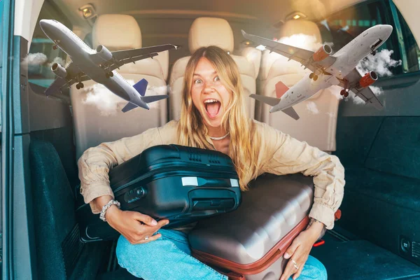 Woman is ready to travel with baggages in hand — Stockfoto