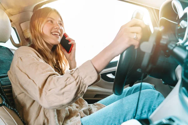 Woman drives dangerously with smartphone in hand — Stock Photo, Image