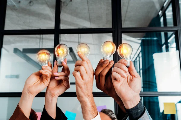 Travail d'équipe et réflexion avec des hommes d'affaires qui partagent une idée avec une lampe — Photo