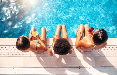 Mayolu bir grup arkadaş sahilde kokteyl içerler.