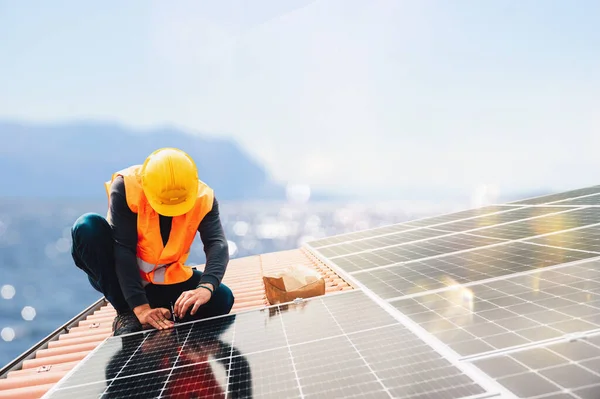 İşçiler enerji sistemini güneş paneliyle elektrik için birleştiriyor — Stok fotoğraf