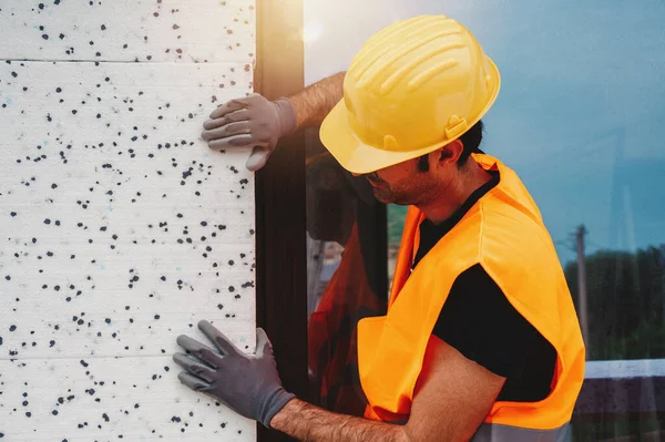 Polystyrene thermal cladding for energy saving on a construction site — Stockfoto