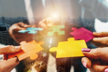 Ortakların takım çalışması bulmaca parçalarını entegrasyon ve başlangıç olarak birleştirir