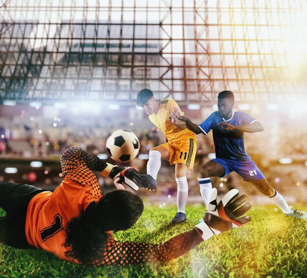 Doel keeper vangt de bal in het stadion tijdens een voetbalwedstrijd. — Stockfoto