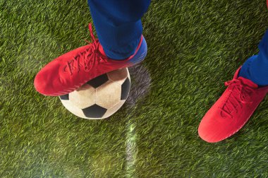 Stadyumda topa vurmaya hazır bir futbolcuya yaklaş.
