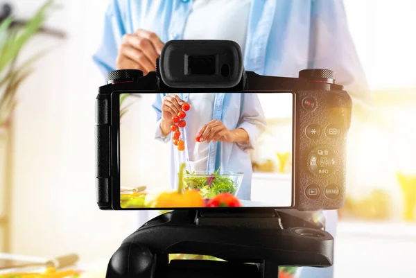 Vlogger Chef Registreert Een Video Van Het Koken Recept — Stockfoto