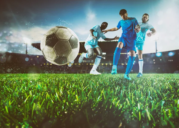 Três Jogadores Futebol Perseguem Bola Estádio — Fotografia de Stock