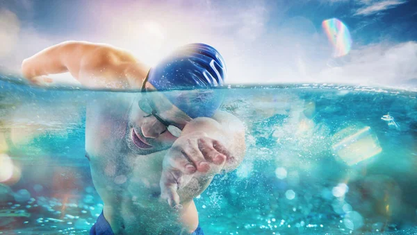 Sportlicher Mann Mit Brille Schwimmt Schnell Meer — Stockfoto