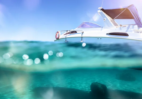 Boat Floats Crystalline Limpid Sea — Stock Photo, Image