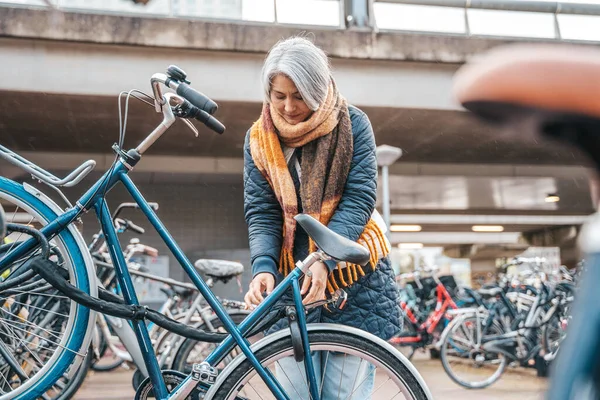Woman Gets Bike Parking — Stockfoto