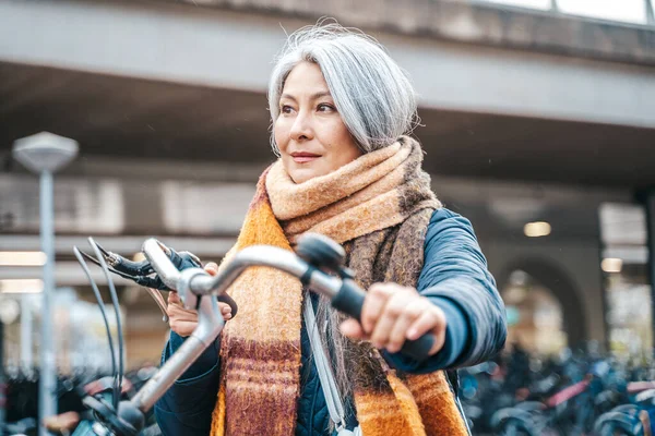 Kobieta Dostaje Rower Parkingu — Zdjęcie stockowe