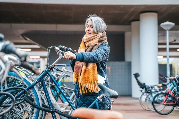 Woman Gets Bike Parking — Stockfoto