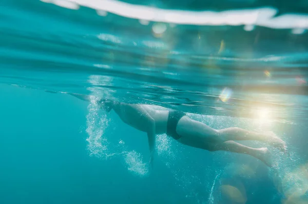 Sportieve Man Met Een Bril Zwemt Snel Zee — Stockfoto
