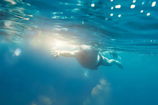 Homem Desportivo Com Óculos Nada Rápido Mar — Fotografia de Stock