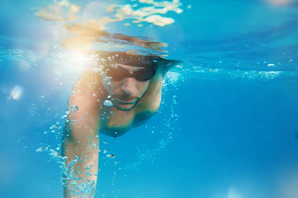 Αθλητικός Άνθρωπος Γυαλιά Κολυμπά Γρήγορα Στη Θάλασσα — Φωτογραφία Αρχείου