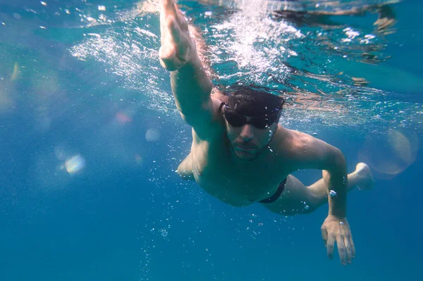 Homem Desportivo Com Óculos Nada Rápido Mar — Fotografia de Stock