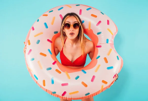 Amazed Woman Inflatable Donut Hand — Foto Stock