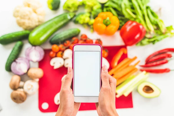 Frau Mit Handy Leeres Weißes Display Auf Der Suche Nach — Stockfoto