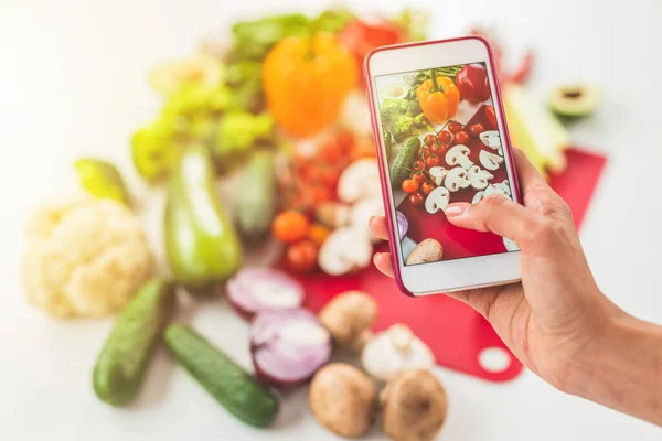 Vrouw Met Mobiele Telefoon Zoek Naar Een Recept Het Internet — Stockfoto