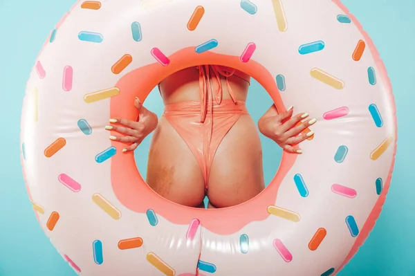 Woman Inflatable Donut Ready Summertime — Zdjęcie stockowe