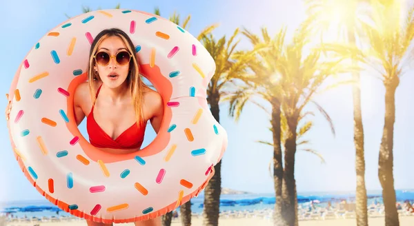 Amazed Woman Inflatable Donut Hand — Zdjęcie stockowe
