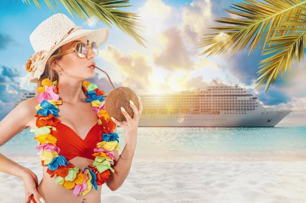 Woman Enjoys Summer Traveling Big Cruiseship — Zdjęcie stockowe