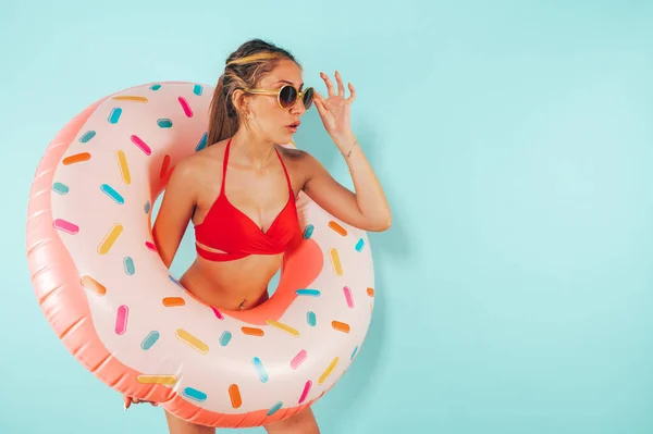 Amazed Woman Inflatable Donut Hand — Zdjęcie stockowe