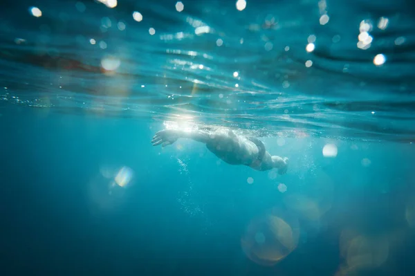Sportieve Man Met Een Bril Zwemt Snel Zee — Stockfoto