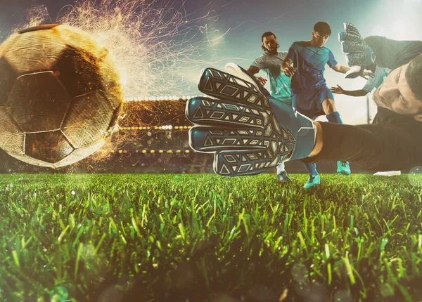 Fotboll Målvakt Dip För Att Rädda Fotbollsdörren Från Ett Mål — Stockfoto