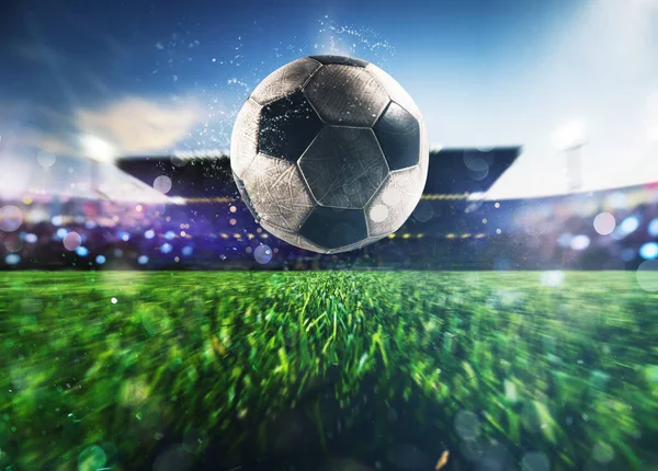 Primo Piano Pallone Calcio Che Muove Velocemente Sul Campo Gioco — Foto Stock