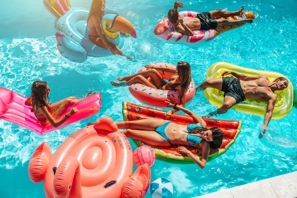 Grupo Amigos Traje Baño Piscina Bronceándose — Foto de Stock